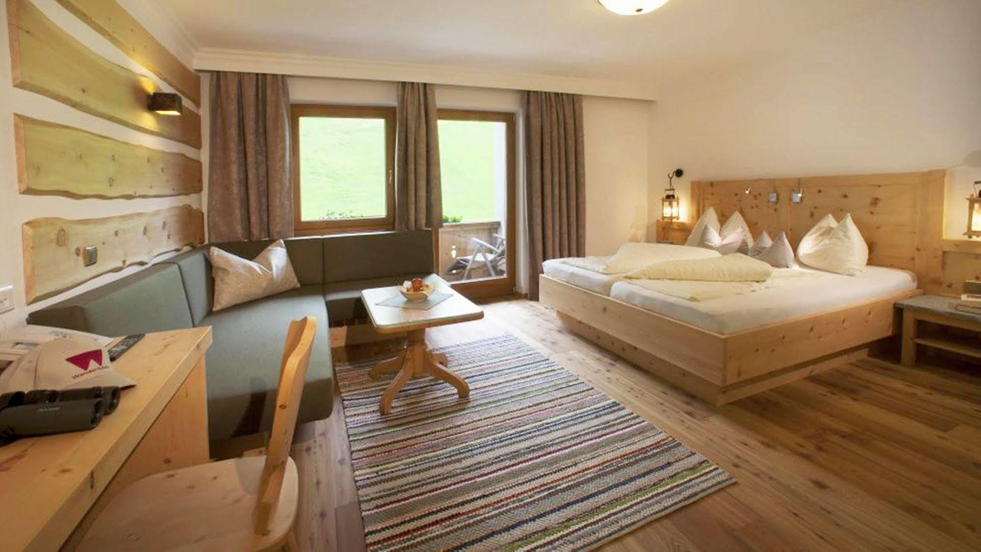 Natur-&Wanderhotel Tuxertal Eksteriør billede