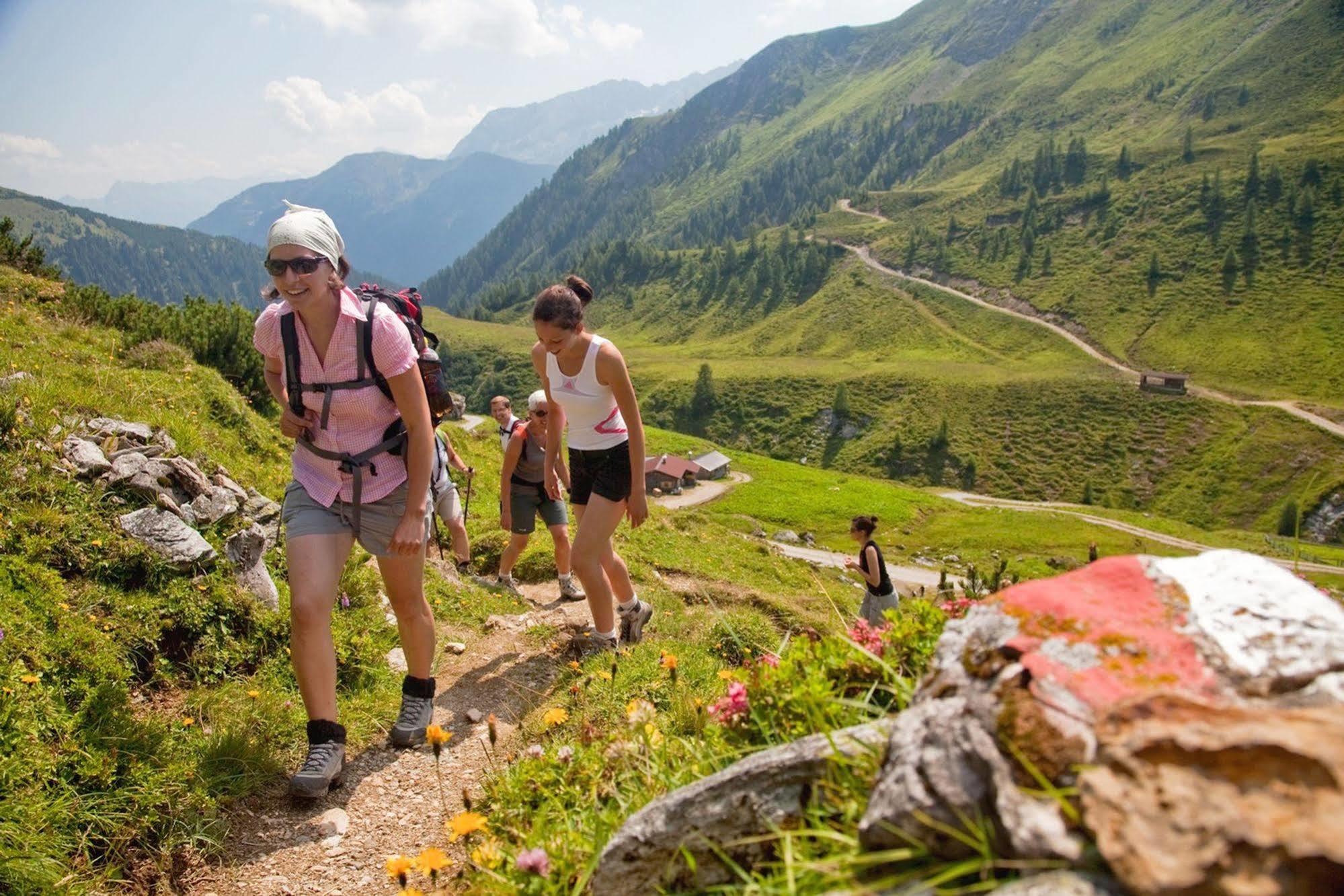 Natur-&Wanderhotel Tuxertal Eksteriør billede